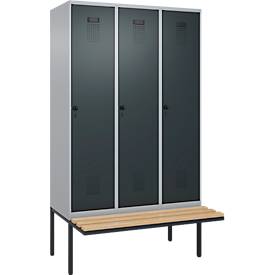 Kleiderspind C+P Evolo Plus, 3 Abteile à 400 mm Breite, schwebende Sitzbank, B 1200 x T 815 x H 2120 mm, Drehriegel, weißaluminium/anthrazitgrau