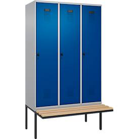 Kleiderspind C+P Evolo Plus, 3 Abteile à 400 mm Breite, schwebende Sitzbank, B 1200 x T 815 x H 2120 mm, Drehriegel, weißaluminium/enzianblau