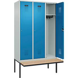 Kleiderspind C+P Evolo Plus, 3 Abteile à 400 mm Breite, schwebende Sitzbank, B 1200 x T 815 x H 2120 mm, Zylinder, lichtgrau/lichtblau