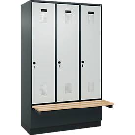 Kleiderspind C+P Evolo Plus, 3 Abteile à 400 mm Breite, Sockel, schwebende Sitzbank, B 1200 x T 815 x H 1950 mm, Drehriegel, anthrazitgrau/lichtgrau