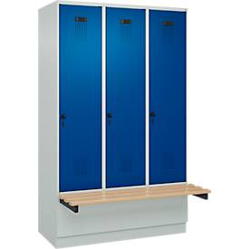 Kleiderspind C+P Evolo Plus, 3 Abteile à 400 mm Breite, Sockel, schwebende Sitzbank, B 1200 x T 815 x H 1950 mm, Drehriegel, lichtgrau/enzianblau