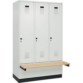 Kleiderspind C+P Evolo Plus, 3 Abteile à 400 mm Breite, Sockel, schwebende Sitzbank, B 1200 x T 815 x H 1950 mm, Drehriegel, lichtgrau/lichtgrau