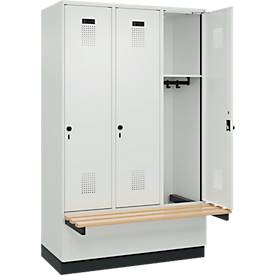 Kleiderspind C+P Evolo Plus, 3 Abteile à 400 mm Breite, Sockel, schwebende Sitzbank, B 1200 x T 815 x H 1950 mm, Drehriegel, lichtgrau/lichtgrau