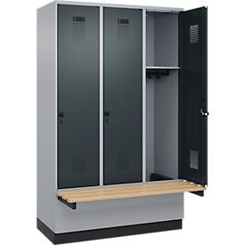 Kleiderspind C+P Evolo Plus, 3 Abteile à 400 mm Breite, Sockel, schwebende Sitzbank, B 1200 x T 815 x H 1950 mm, Drehriegel, weißaluminium/anthrazitgrau