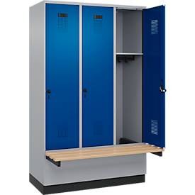 Kleiderspind C+P Evolo Plus, 3 Abteile à 400 mm Breite, Sockel, schwebende Sitzbank, B 1200 x T 815 x H 1950 mm, Drehriegel, weißaluminium/enzianblau