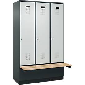 Kleiderspind C+P Evolo Plus, 3 Abteile à 400 mm Breite, Sockel, schwebende Sitzbank, B 1200 x T 815 x H 1950 mm, Zylinder, anthrazitgrau/lichtgrau