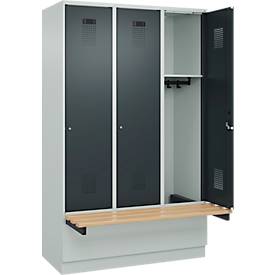 Kleiderspind C+P Evolo Plus, 3 Abteile à 400 mm Breite, Sockel, schwebende Sitzbank, B 1200 x T 815 x H 1950 mm, Zylinder, lichtgrau/anthrazitgrau