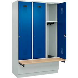 Kleiderspind C+P Evolo Plus, 3 Abteile à 400 mm Breite, Sockel, schwebende Sitzbank, B 1200 x T 815 x H 1950 mm, Zylinder, lichtgrau/enzianblau