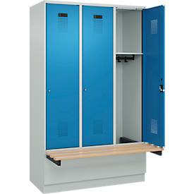 Kleiderspind C+P Evolo Plus, 3 Abteile à 400 mm Breite, Sockel, schwebende Sitzbank, B 1200 x T 815 x H 1950 mm, Zylinder, lichtgrau/lichtblau