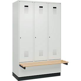 Kleiderspind C+P Evolo Plus, 3 Abteile à 400 mm Breite, Sockel, schwebende Sitzbank, B 1200 x T 815 x H 1950 mm, Zylinder, lichtgrau/lichtgrau