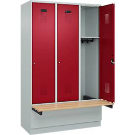 Kleiderspind C+P Evolo Plus, 3 Abteile à 400 mm Breite, Sockel, schwebende Sitzbank, B 1200 x T 815 x H 1950 mm, Zylinder, lichtgrau/rubinrot
