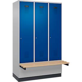 Kleiderspind C+P Evolo Plus, 3 Abteile à 400 mm Breite, Sockel, schwebende Sitzbank, B 1200 x T 815 x H 1950 mm, Zylinder, weißaluminium/enzianblau