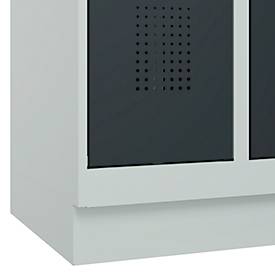 Kleiderspind C+P Evolo Plus, 4 Abteile, 300 mm Abteilbreite, mit Sockel, Anschlag rechts, B 1200 x T 500 x H 1950 mm, Drehriegel, lichtgrau/anthrazitgrau