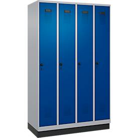 Kleiderspind C+P Evolo Plus, 4 Abteile, 300 mm Abteilbreite, mit Sockel, Anschlag rechts, B 1200 x T 500 x H 1950 mm, Drehriegel, weißaluminium/enzianblau