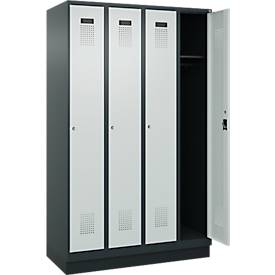 Kleiderspind C+P Evolo Plus, 4 Abteile, 300 mm Abteilbreite, mit Sockel, Anschlag rechts, B 1200 x T 500 x H 1950 mm, Zylinder, anthrazitgrau/lichtgrau