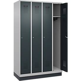 Kleiderspind C+P Evolo Plus, 4 Abteile, 300 mm Abteilbreite, mit Sockel, Anschlag rechts, B 1200 x T 500 x H 1950 mm, Zylinder, weißaluminium/anthrazitgrau