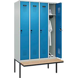 Kleiderspind C+P Evolo Plus, 4 Abteile à 300 mm Breite, schwebende Sitzbank, B 1200 x T 815 x H 2120 mm, Drehriegel, lichtgrau/lichtblau
