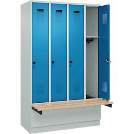 Kleiderspind C+P Evolo Plus, 4 Abteile à 300 mm Breite, Sockel, schwebende Sitzbank, B 1200 x T 815 x H 1950 mm, Drehriegel, lichtgrau/lichtblau