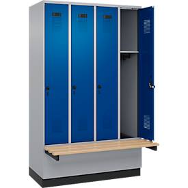 Kleiderspind C+P Evolo Plus, 4 Abteile à 300 mm Breite, Sockel, schwebende Sitzbank, B 1200 x T 815 x H 1950 mm, Drehriegel, weißaluminium/enzianblau