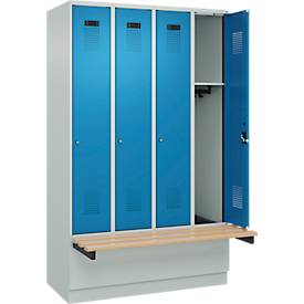 Kleiderspind C+P Evolo Plus, 4 Abteile à 300 mm Breite, Sockel, schwebende Sitzbank, B 1200 x T 815 x H 1950 mm, Zylinder, lichtgrau/lichtblau