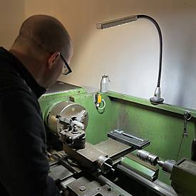 LED-Arbeitsleuchte Bauer & Böcker Fluter, 10 W, 950 lm, 5500 K, neigbar, dimmbar, Magnetfuß, IP65, L 850 mm, Aluminium, grau-schwarz