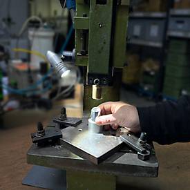 LED-Arbeitsleuchte Bauer & Böcker Lichtblick, 2,5 W, 200 lm, 5500 K, drehbares Kugelgelenk, dimmbar, Magnetfuß, IP65, Aluminium, grau