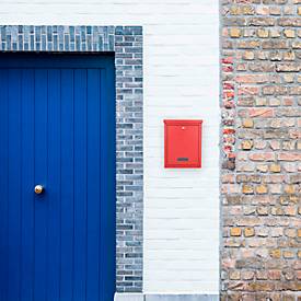 Rottner Wandbriefkasten Brighton, Zylinderschloss, Sichtfenster & Namensschild, B 310 x T 135 x H 400 mm, Stahl, rot