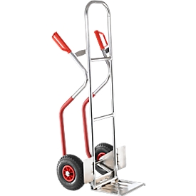 Aluminium stacker truck with anti-slip protection, folding shovel