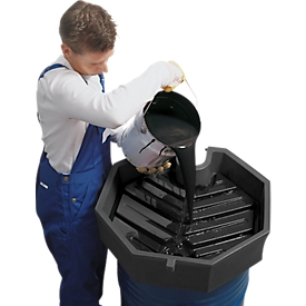 Barrel funnel with raised rim, with strainer