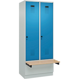 C+P Evolo Plus garderobekast, 2 vakken van elk 400 mm breed, sokkel, zwevende bank, B 800 x D 815 x H 1950 mm, draaigrendel, lichtgrijs/lichtblauw
