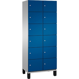 C+P Schliessfachschrank Cambio, 2 Abteile, 12 Fächer, auf Füssen, B 800 x T 525 x H 1980 mm, weissaluminium/enzianblau
