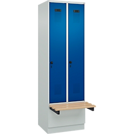 Kleiderspind C+P Evolo Plus, 2 Abteile à 300 mm Breite, Sockel, schwebende Sitzbank, B 600 x T 815 x H 1950 mm, Drehriegel, lichtgrau/enzianblau