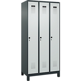 Kleiderspind C+P Evolo Plus, 3 Abteile, 300 mm Abteilbreite, mit Füßen, Drehriegel, B 900 x T 500 x H 1950 mm, anthrazitgrau/lichtgrau