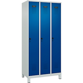Kleiderspind C+P Evolo Plus, 3 Abteile, 300 mm Abteilbreite, mit Füssen, Drehriegel, B 900 x T 500 x H 1950 mm, lichtgrau/enzianblau