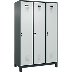Kleiderspind C+P Evolo Plus, 3 Abteile, 400 mm Abteilbreite, mit Füßen, Anschlag rechts, B 1200 x T 500 x H 1950 mm, Drehriegel, anthrazitgrau/lichtgrau