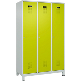 Kleiderspind C+P Evolo Plus, 3 Abteile, 400 mm Abteilbreite, mit Füßen, Anschlag rechts, B 1200 x T 500 x H 1950 mm, Zylinder, lichtgrau/clowngrün