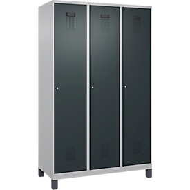 Kleiderspind C+P Evolo Plus, 3 Abteile, 400 mm Abteilbreite, mit Füßen, Anschlag rechts, B 1200 x T 500 x H 1950 mm, Zylinder, weißaluminium/anthrazitgrau