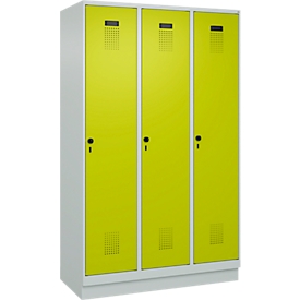Kleiderspind C+P Evolo Plus, 3 Abteile, 400 mm Abteilbreite, mit Sockel, Anschlag rechts, B 1200 x T 500 x H 1950 mm, Drehriegel, lichtgrau/clowngrün