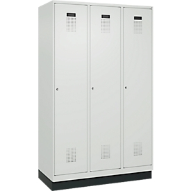 Kleiderspind C+P Evolo Plus, 3 Abteile, 400 mm Abteilbreite, mit Sockel, Anschlag rechts, B 1200 x T 500 x H 1950 mm, Zylinder, lichtgrau/lichtgrau