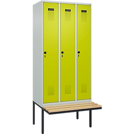 Kleiderspind C+P Evolo Plus, 3 Abteile à 300 mm Breite, schwebende Sitzbank, B 900 x T 815 x H 2120 mm, Drehriegel, lichtgrau/clonwgrün