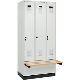 Kleiderspind C+P Evolo Plus, 3 Abteile à 300 mm Breite, Sockel, schwebende Sitzbank, B 900 x T 815 x H 1950 mm, Drehriegel, lichtgrau/lichtgrau