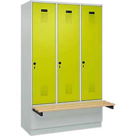Kleiderspind C+P Evolo Plus, 3 Abteile à 400 mm Breite, Sockel, schwebende Sitzbank, B 1200 x T 815 x H 1950 mm, Drehriegel, lichtgrau/clowngrün