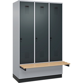 Kleiderspind C+P Evolo Plus, 3 Abteile à 400 mm Breite, Sockel, schwebende Sitzbank, B 1200 x T 815 x H 1950 mm, Drehriegel, weissaluminium/anthrazitgrau