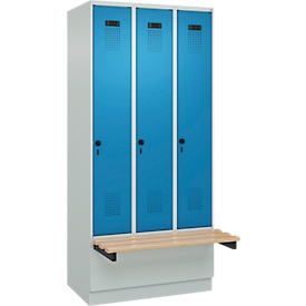 Vestiaire C+P Evolo Plus, 3 compartiments de 300 mm de large, socle, banquette flottante, L 900 x P 815 x H 1950 mm, loquet rotatif, gris clair/bleu clair