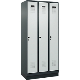 Vestiaire C+P Evolo Plus, 3 compartiments, largeur de compartiment 300 mm, avec socle, butée à droite, butée Soft, anti-effraction, L 900 x P 500 x H 1950 mm, fermeture de sécurité à pêne rotatif, gris anthracite RAL 7016/gris clair RAL 7035