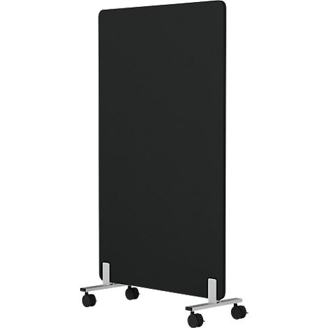 Zwart, mobiel scheidingswand op wielen. Het heeft afgeronde hoeken en staat op een zilverkleurig frame.