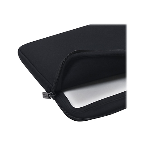 Schwarze Laptoptasche mit Reißverschluss. "DICOTA" Schriftzug auf dem Reißverschluss. Heller Hintergrund.