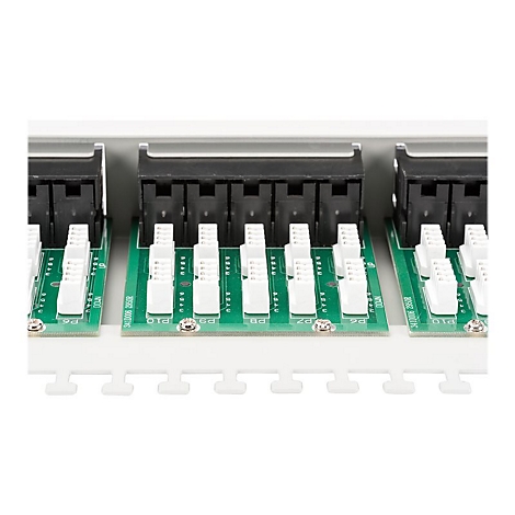 Nahaufnahme von elektronischen Bauteilen. GrÃ¼ne Leiterplatten mit weiÃŸen Steckern und schwarzen AnschlÃ¼ssen.