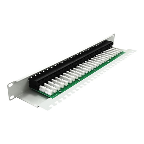 Ein weiÃŸes Rack-Panel mit vielen Steckern und Buchsen, vermutlich fÃ¼r Netzwerk- oder DatenÃ¼bertragungen.