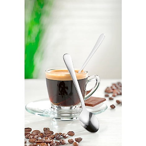 Zwei Tassen Kaffee, eine mit schwarzen Streifen und eine mit Punkten, mit Kaffeebohnen.